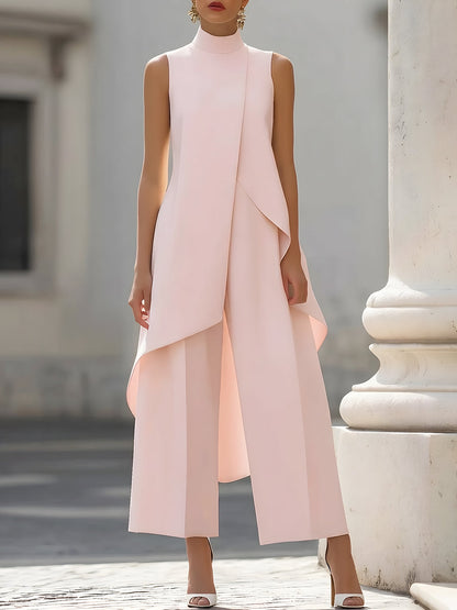 Combinazione donna elegante con colletto alto e taglio asimmetrico