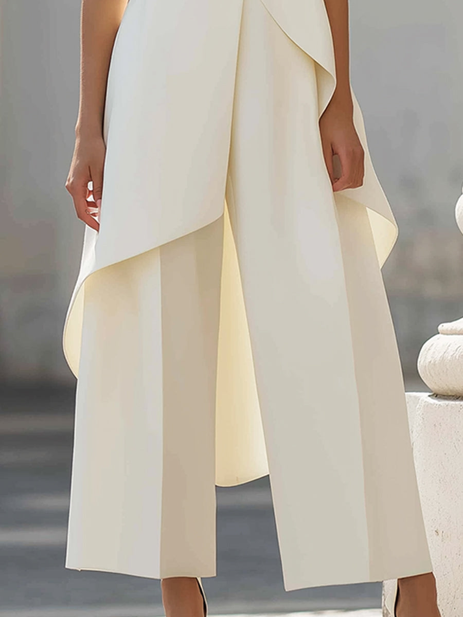 Combinazione donna elegante con colletto alto e taglio asimmetrico