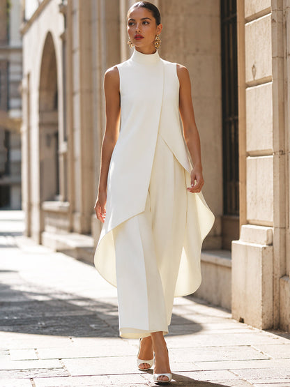Combinazione donna elegante con colletto alto e taglio asimmetrico