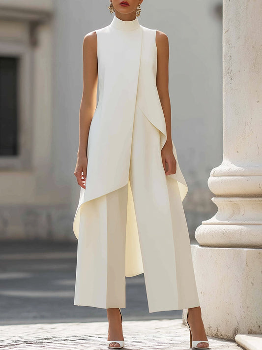 Combinazione donna elegante con colletto alto e taglio asimmetrico