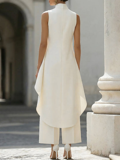 Combinazione donna elegante con colletto alto e taglio asimmetrico