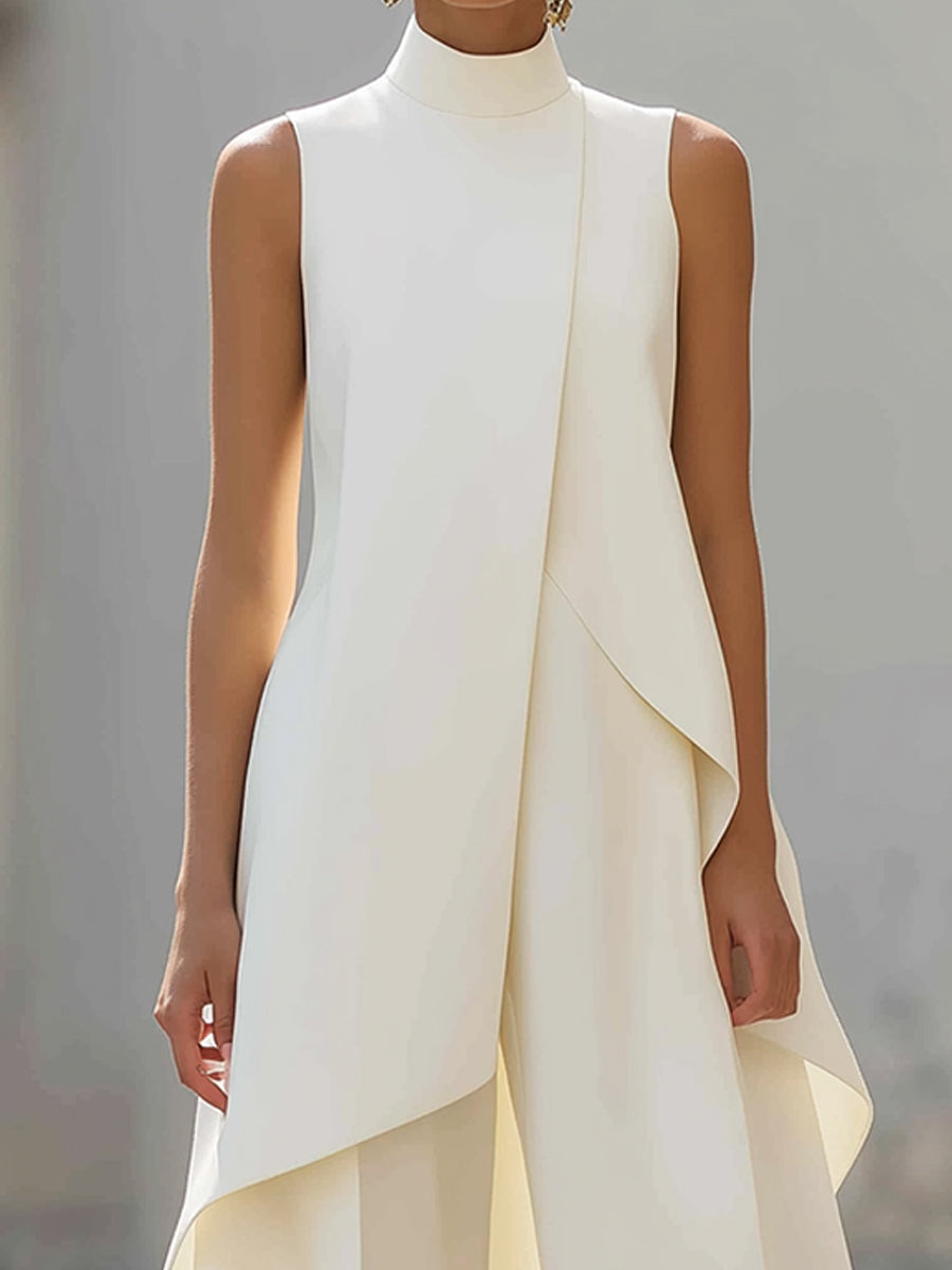 Combinazione donna elegante con colletto alto e taglio asimmetrico