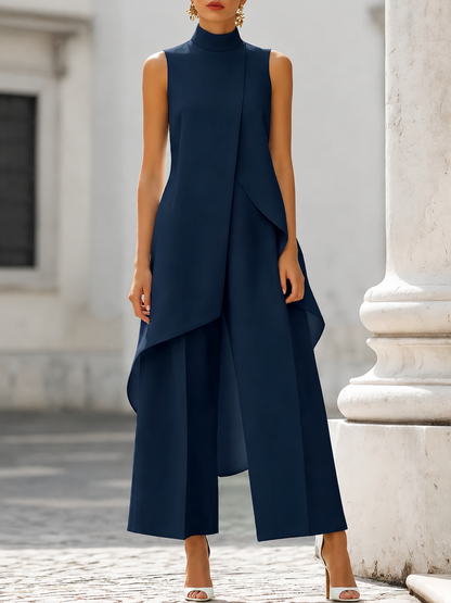 Combinazione donna elegante con colletto alto e taglio asimmetrico